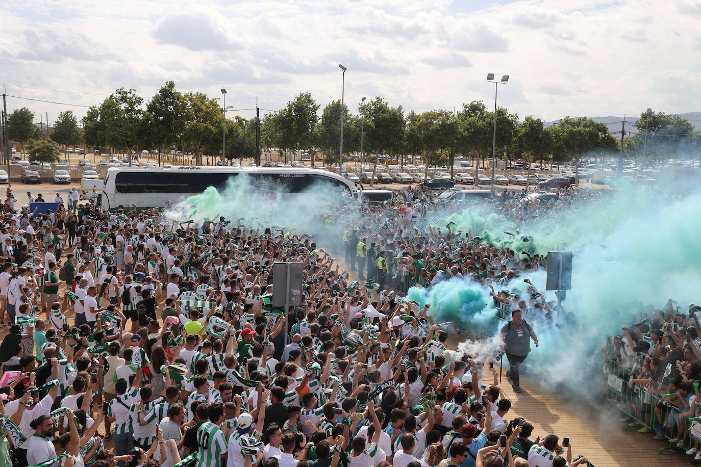 Fotos: el impresionante recibimiento de la afición al Córdoba