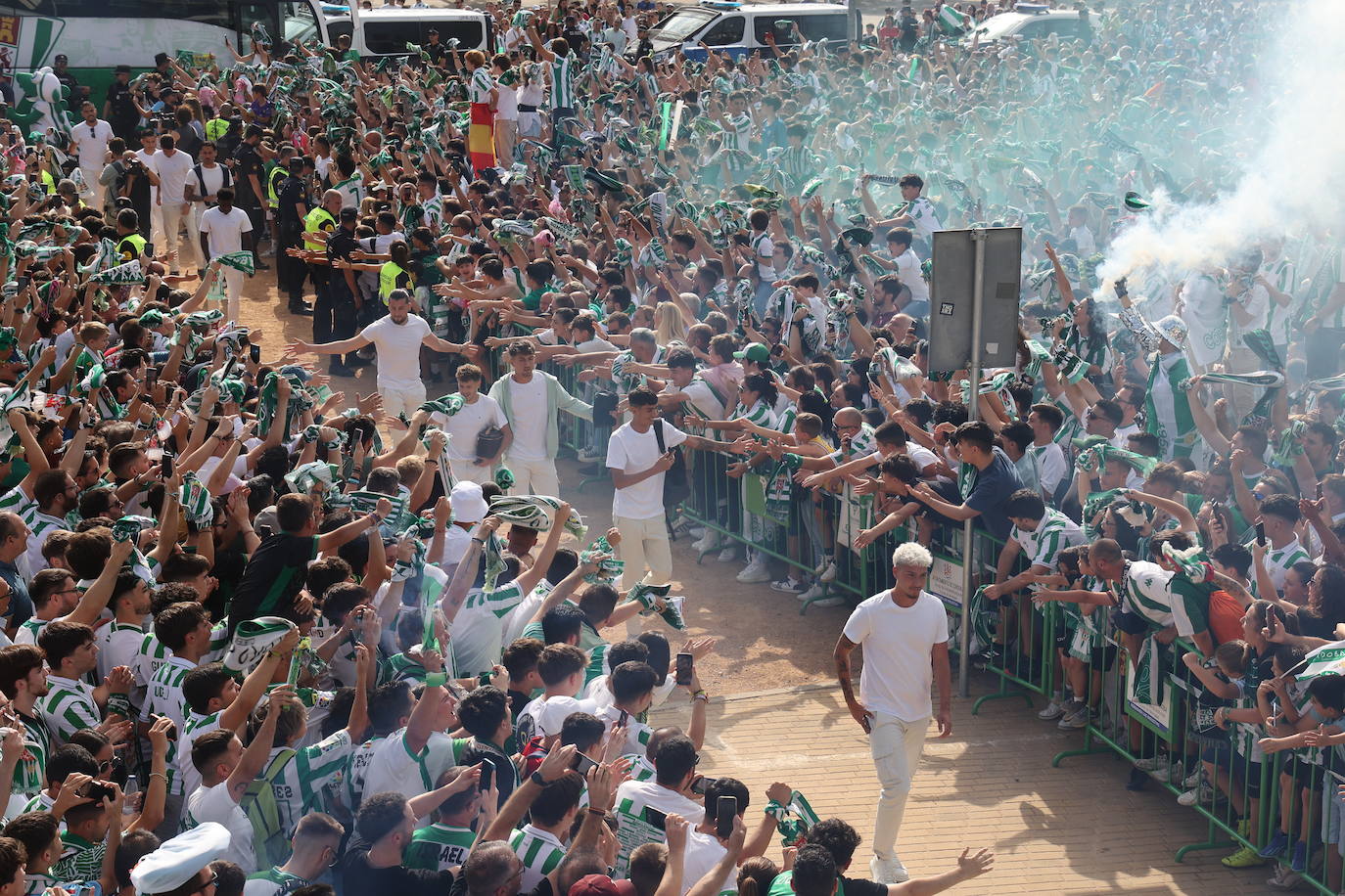 Fotos: el impresionante recibimiento de la afición al Córdoba
