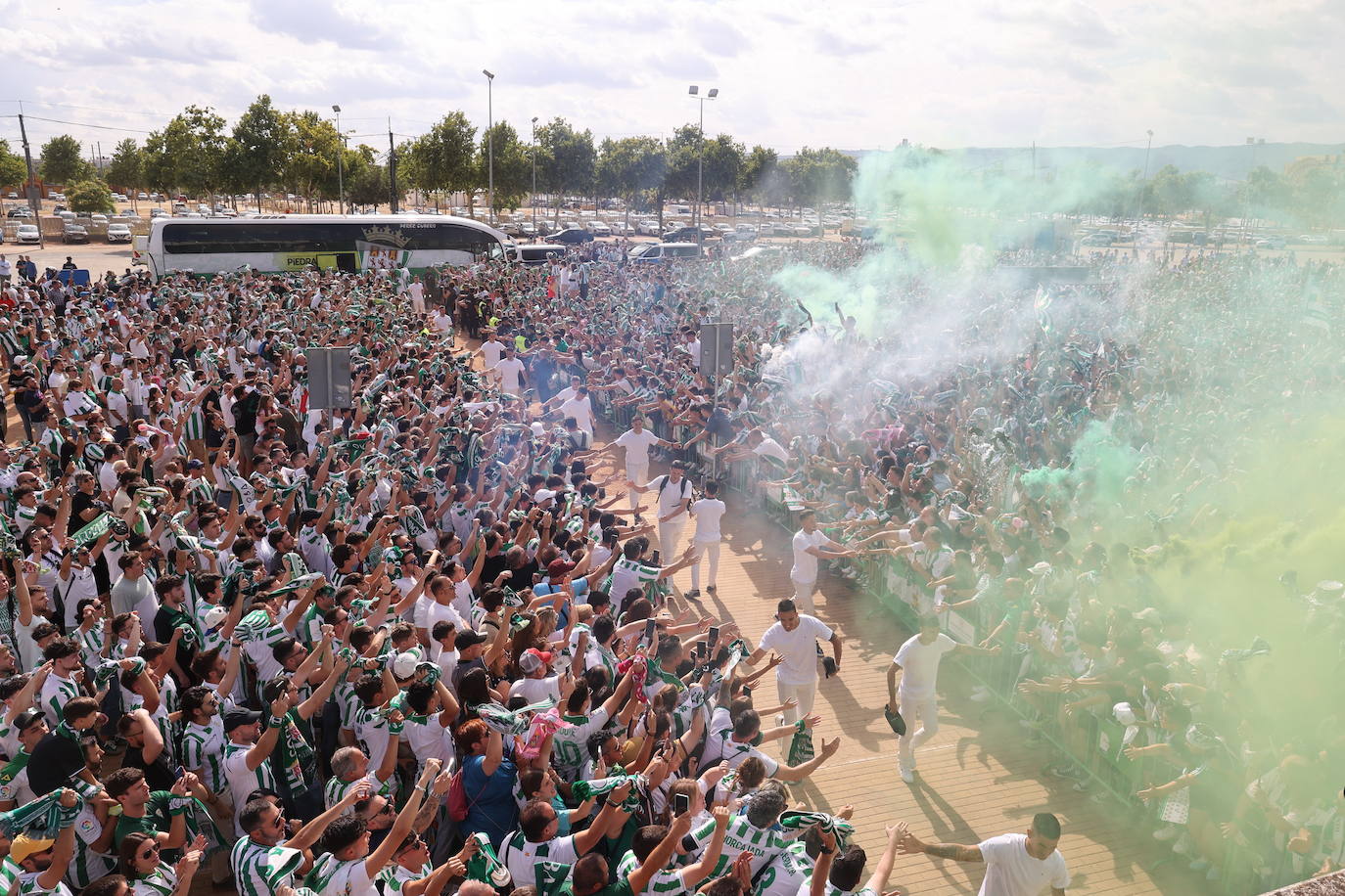 Fotos: el impresionante recibimiento de la afición al Córdoba