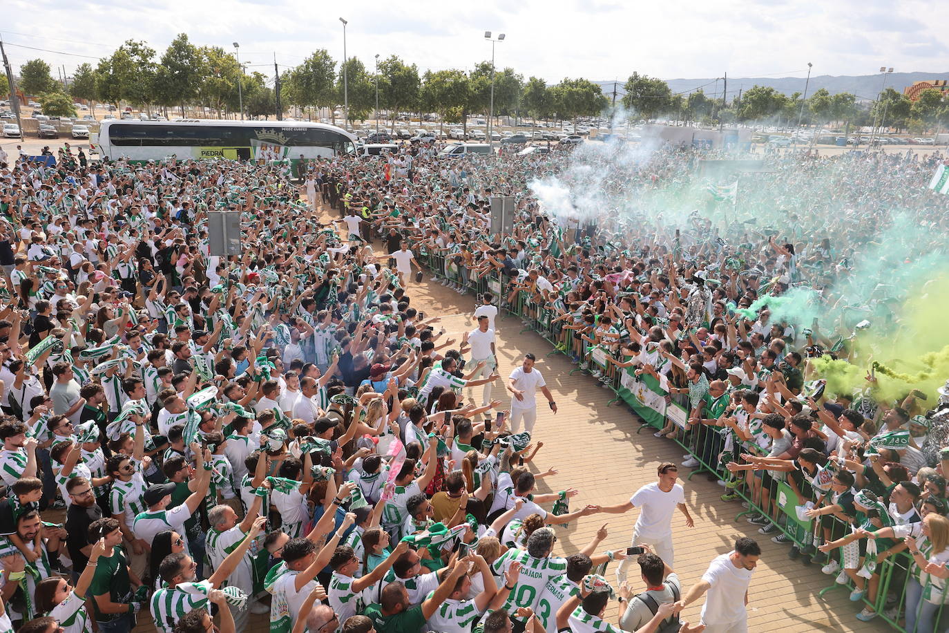 Fotos: el impresionante recibimiento de la afición al Córdoba