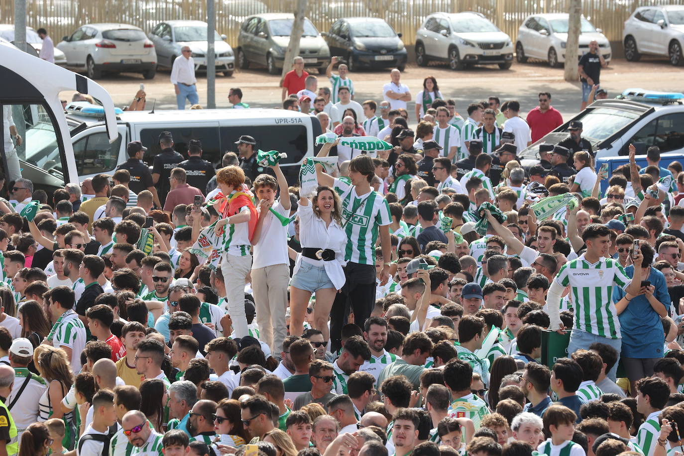 Fotos: el impresionante recibimiento de la afición al Córdoba
