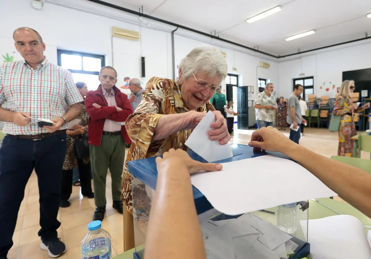 Una mujer votando este domingo en las europeas en un colegio de Córdoba