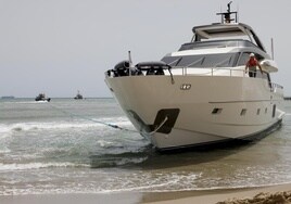 El yate liberado tras una semana encallado en una playa de Valencia.