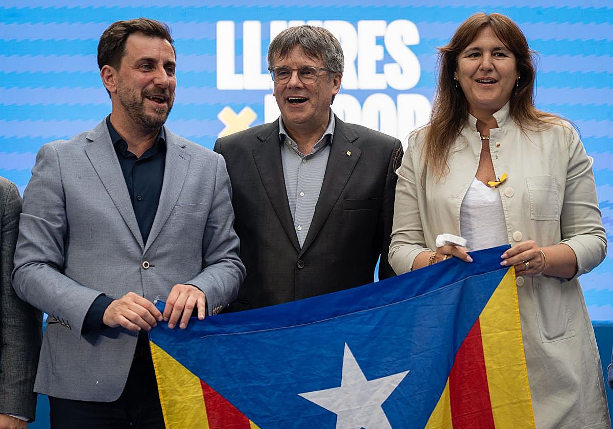 Toni Comín, Carles Puigdemont y Laura Borrás