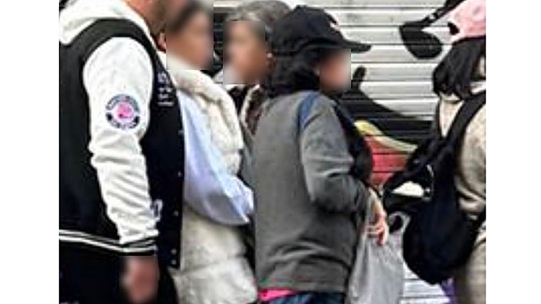 Una mochila abierta entre un grupo de turistas en Toledo