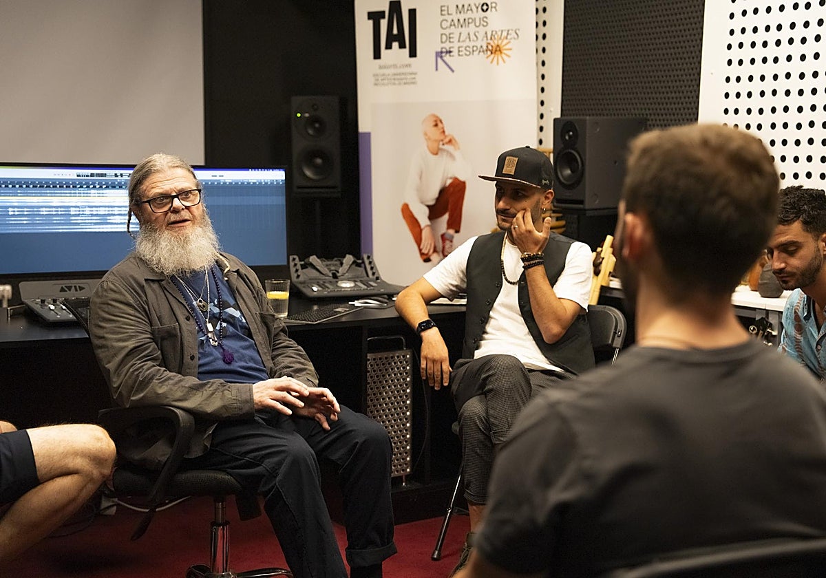 Gustavo Santaolalla, con alumnos de la TAI
