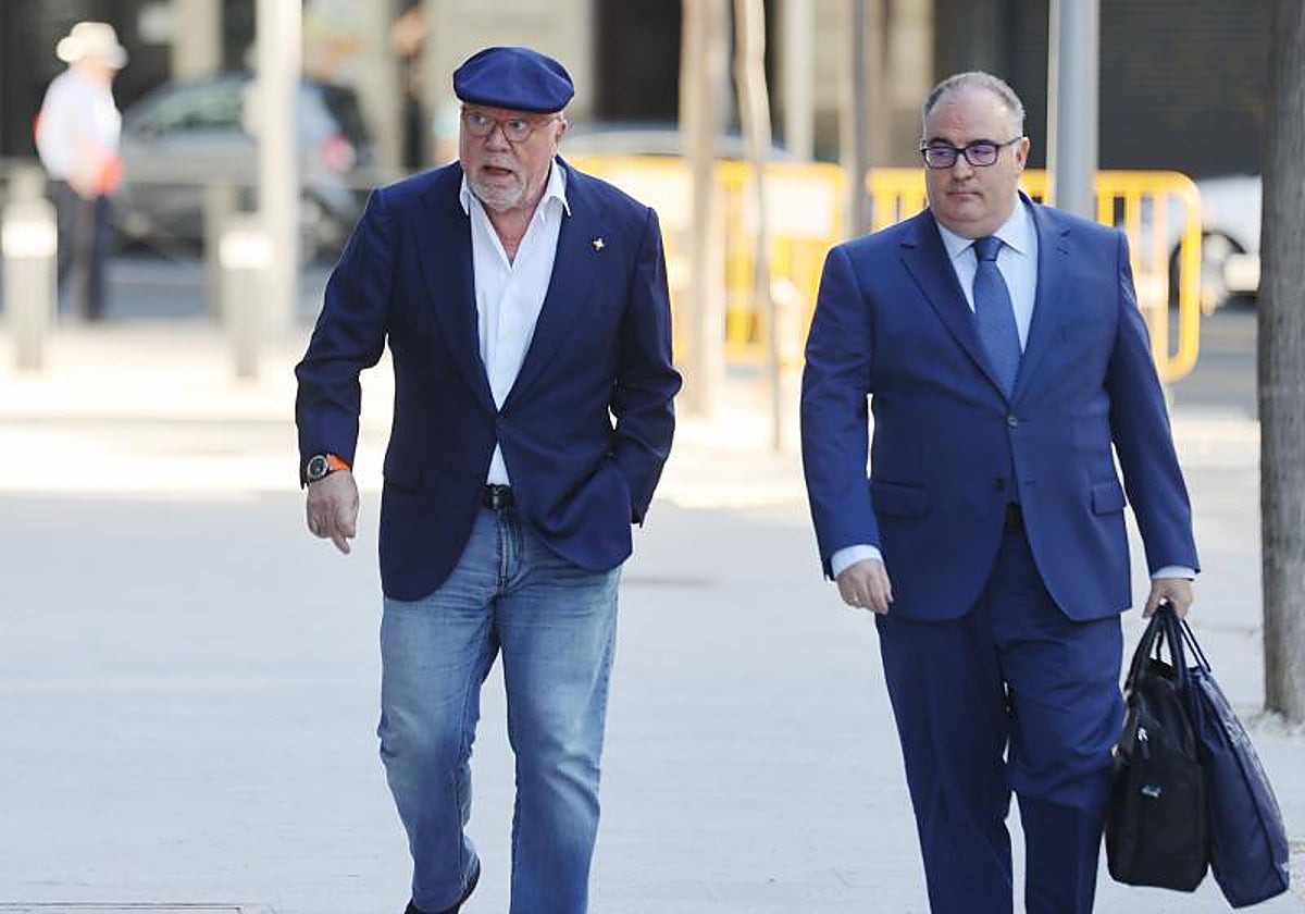 El comisario José Manuel Villarejo y su abogado, Antonio José García Cabrera