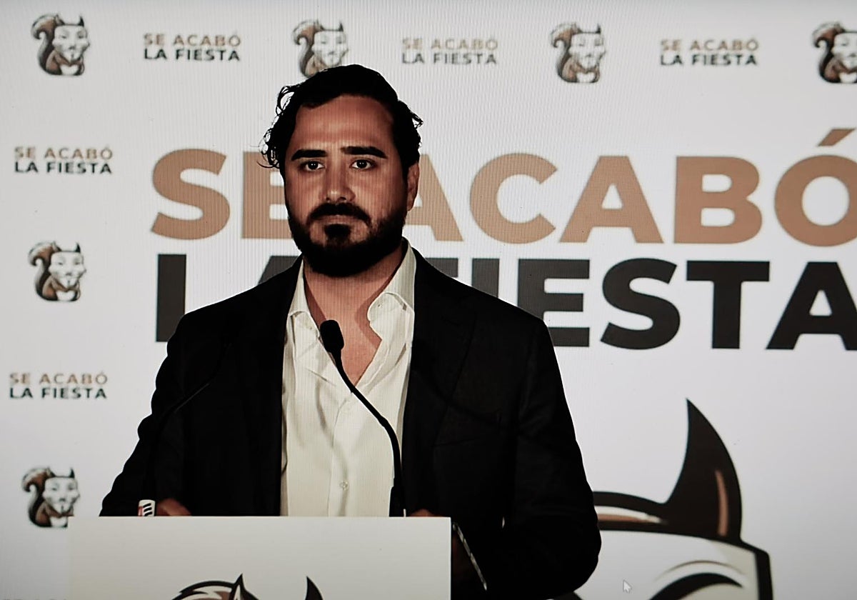 Imagen del activista antisistema Alvise Pérez en su comparecencia tras conseguir tres eurodiputados en las elecciones del 9J