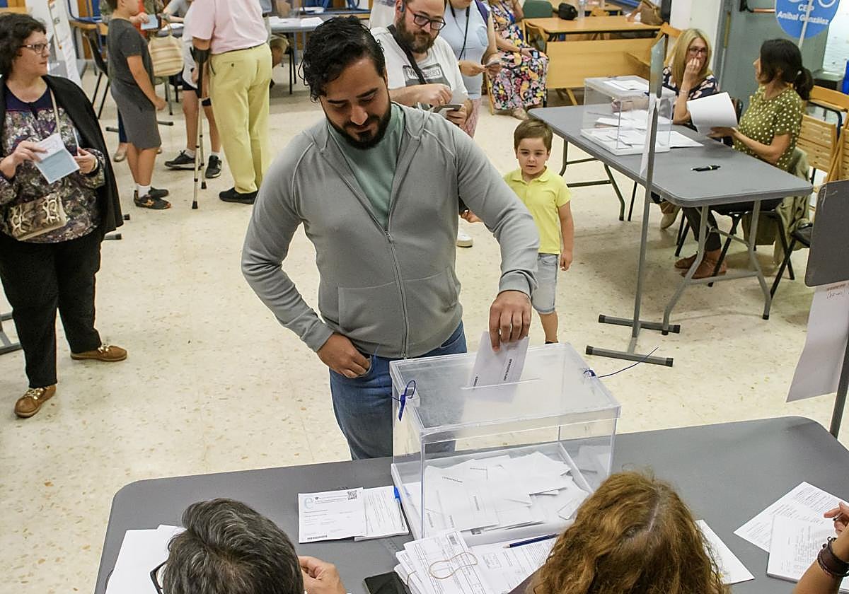 Alvise Pérez votando en Sevilla el pasado domingo