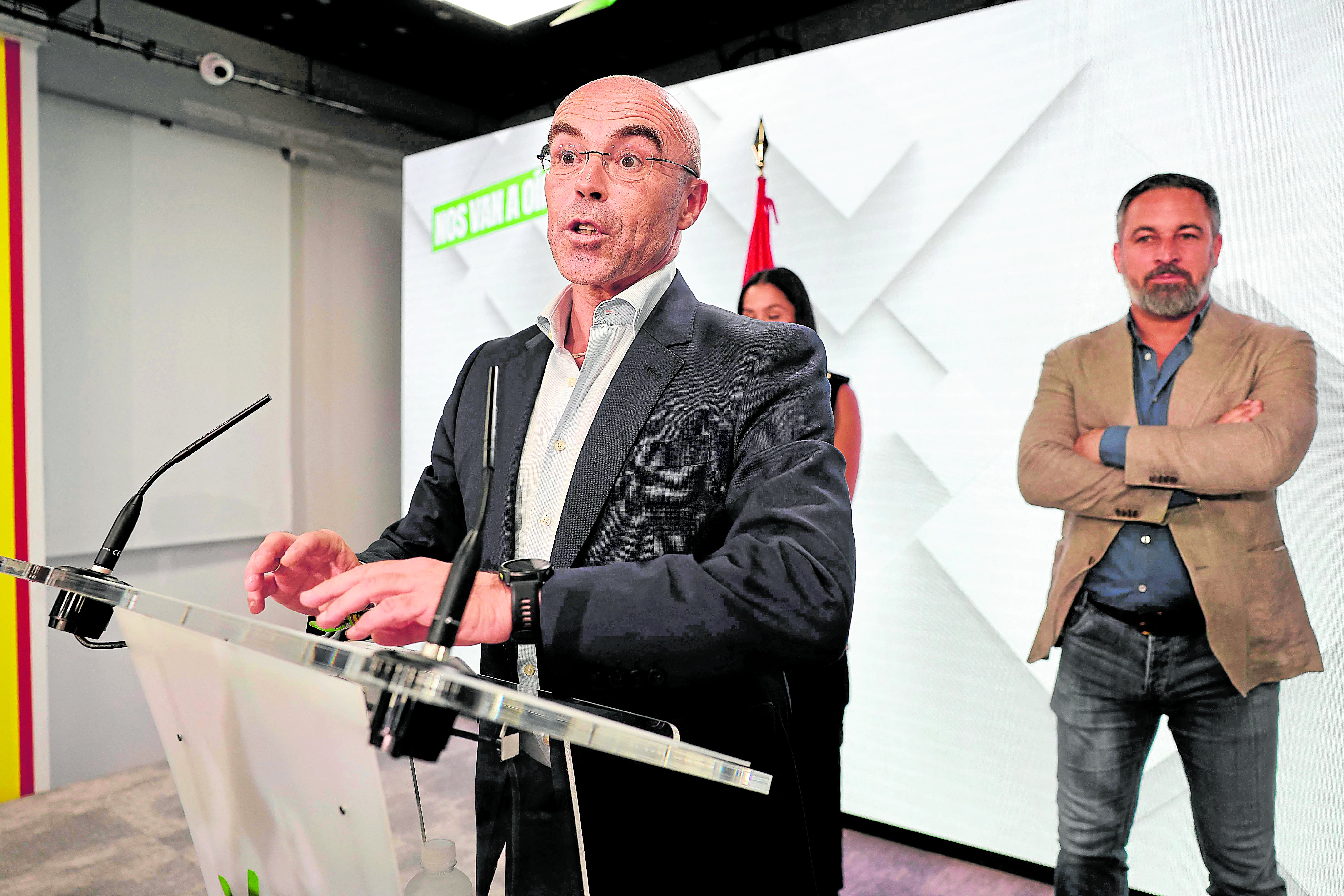 Jorge Buxadé en primer plano y Santiago Abascal en segunda fila en la noche del domingo