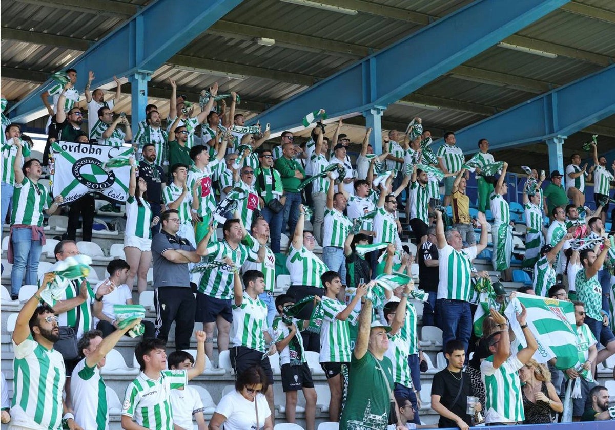 La afición del Córdoba en Ponferrada durante el partido de la semifinal del play off