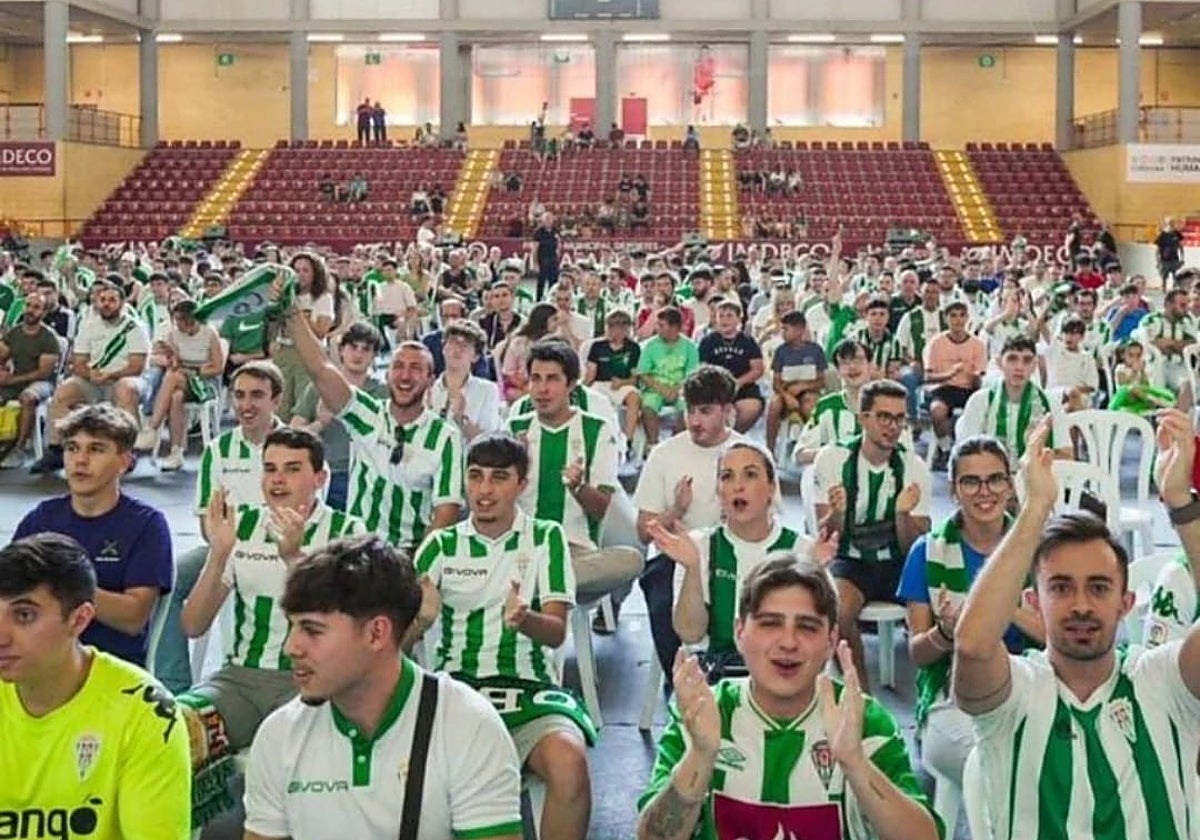 La afición del Córdoba en Vista Alegre viendo el partido ante la Ponferradina de la ida