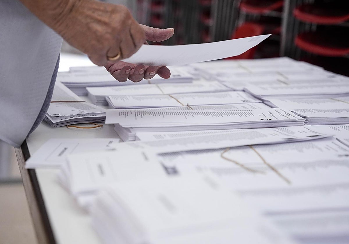 Un votante elige entre las papeletas de las candidaturas