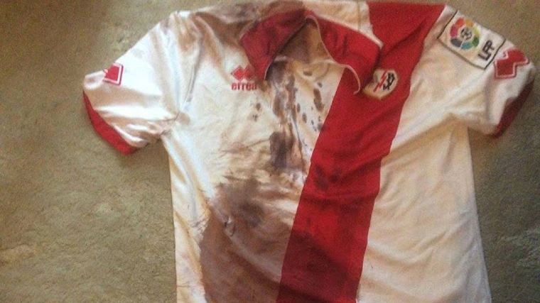 La camiseta de un seguidor del Rayo agredido por Kevin y su grupo de Skin Retiro