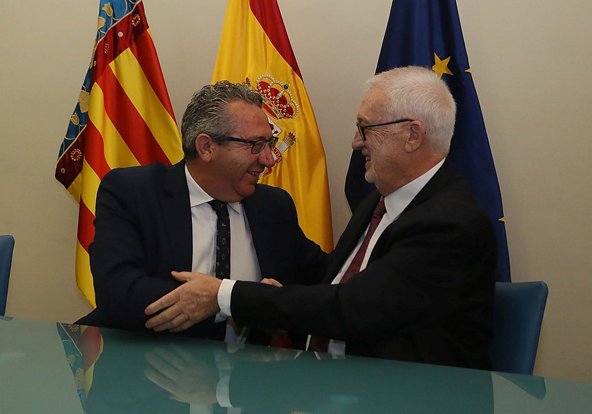 El presidente de la Diputación de Alicante, Toni Pérez, y el presidente de la Fundación de la Obra Social Caja Mediterráneo, Luis Manuel Boyer