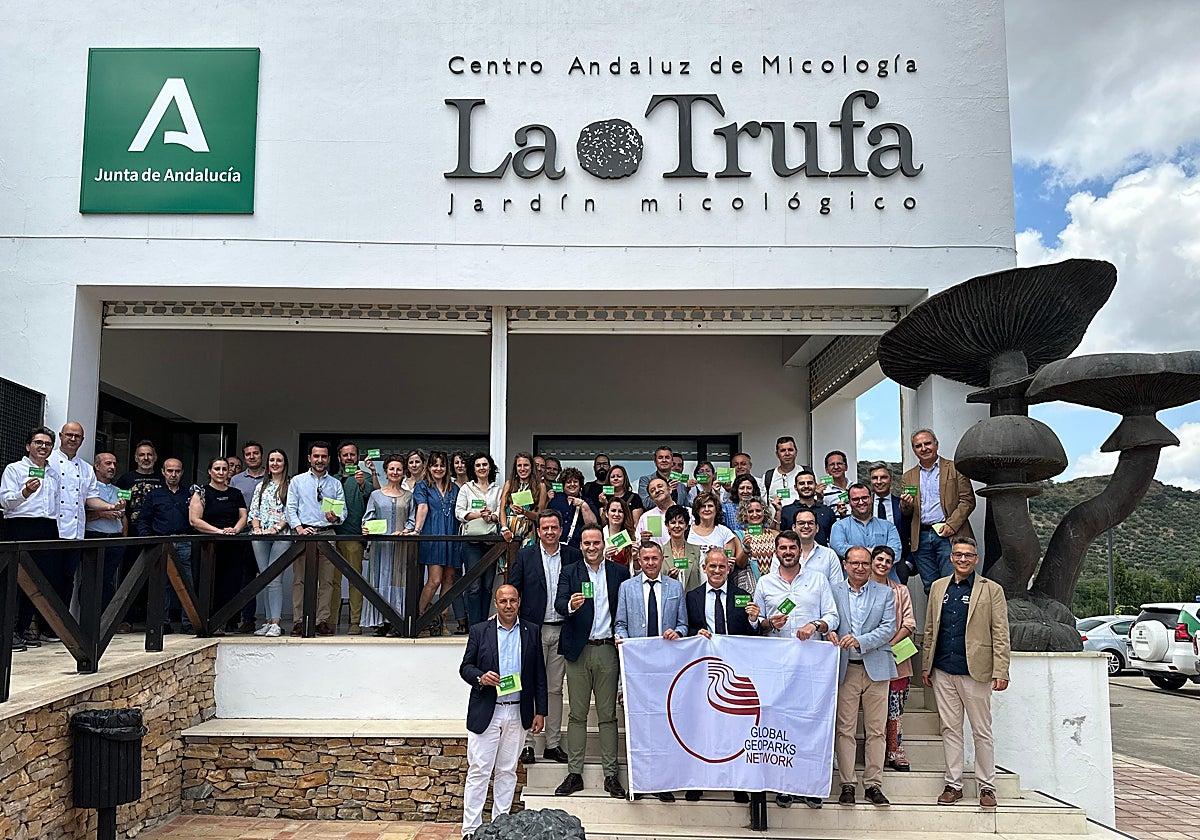 Alcaldes y representantes de colectivos y empresas de la Subbética con los miembros de la Junta de Andalucía