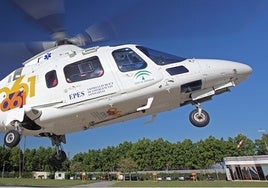 Evacuado en helicóptero al hospital después de que su coche fuera atropellado por un tren en un pueblo de Granada