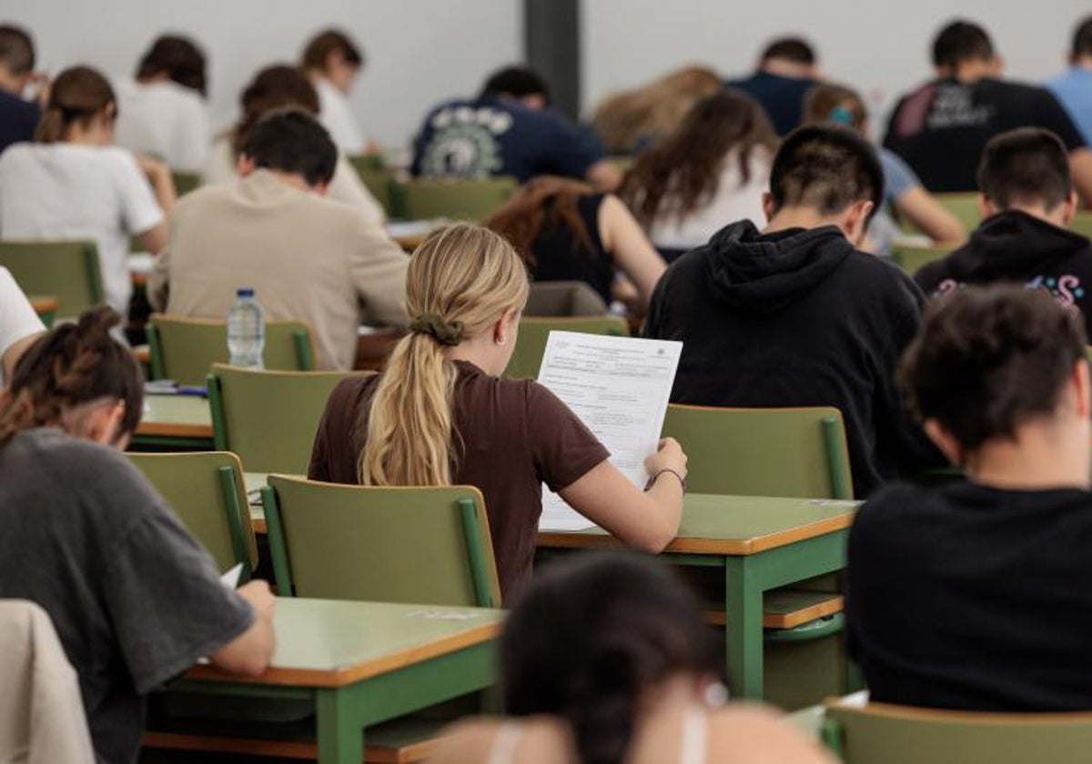 Estudiantes haciendo un examen en Valencia.