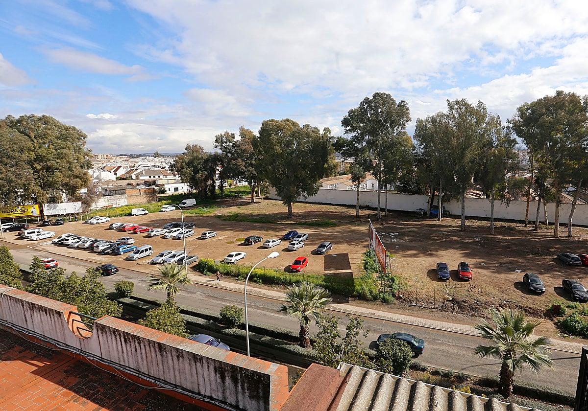 Panorámica del solar delantero del cementerio de San Rafael donde se aparca de forma provisional