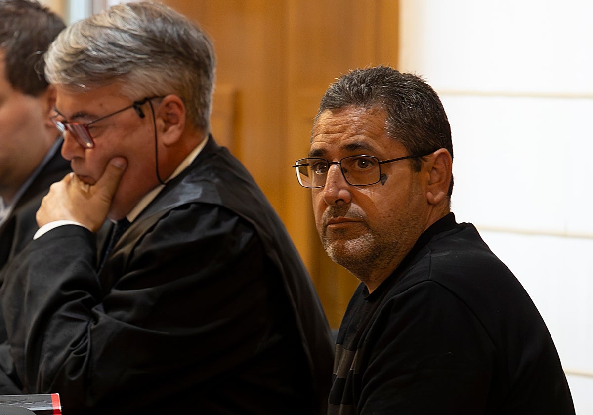 'Chiqui', junto a su abogado, en la primera sesión del juicio en la Audiencia de Valladolid