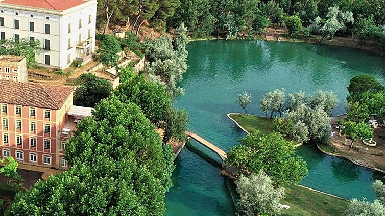 Uno de los lagos termales más grandes de Europa está en España y tiene propiedades terapéuticas: dónde está y cómo llegar