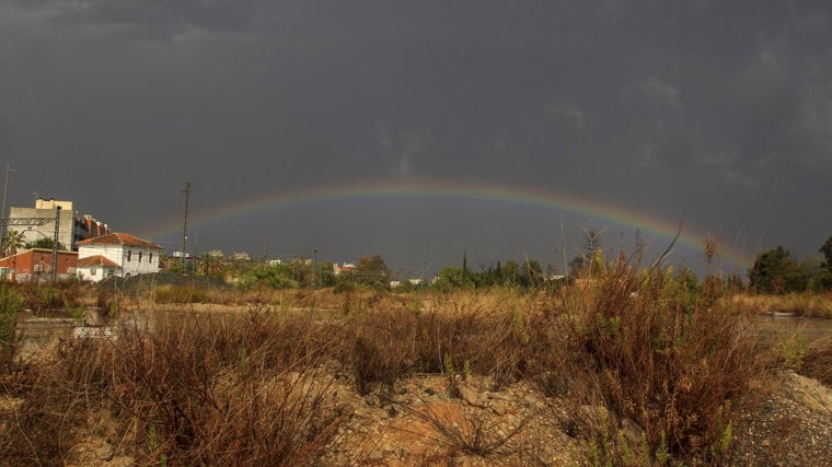 Arco iris tras las tormentas, este martes en Alicante.