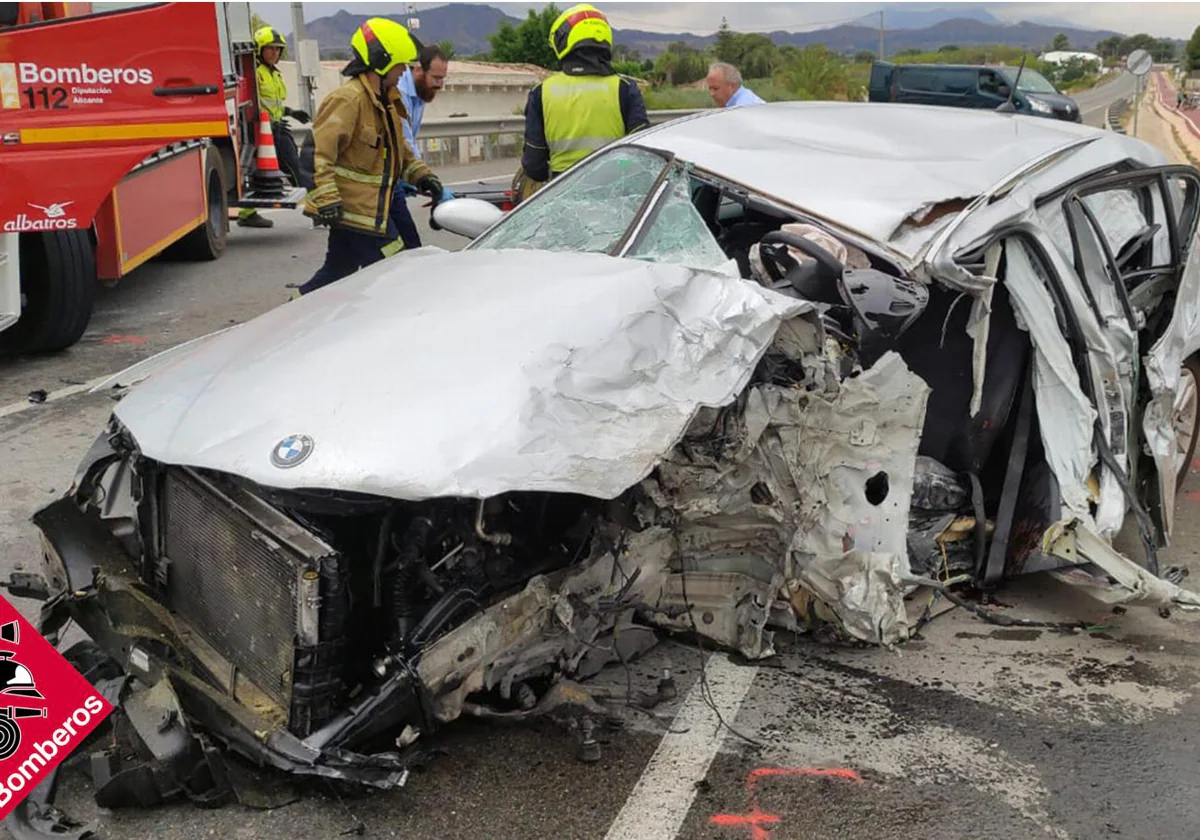 Estado en el que ha quedado el coche donde ha muerto un hombre tras el choque.