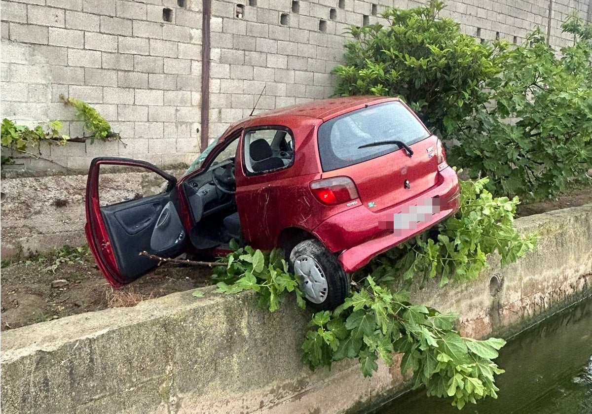 Imagen del vehículo siniestrado en una acequia de Valencia