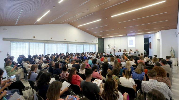 Público asistente al acto en el Colegio Trinidad