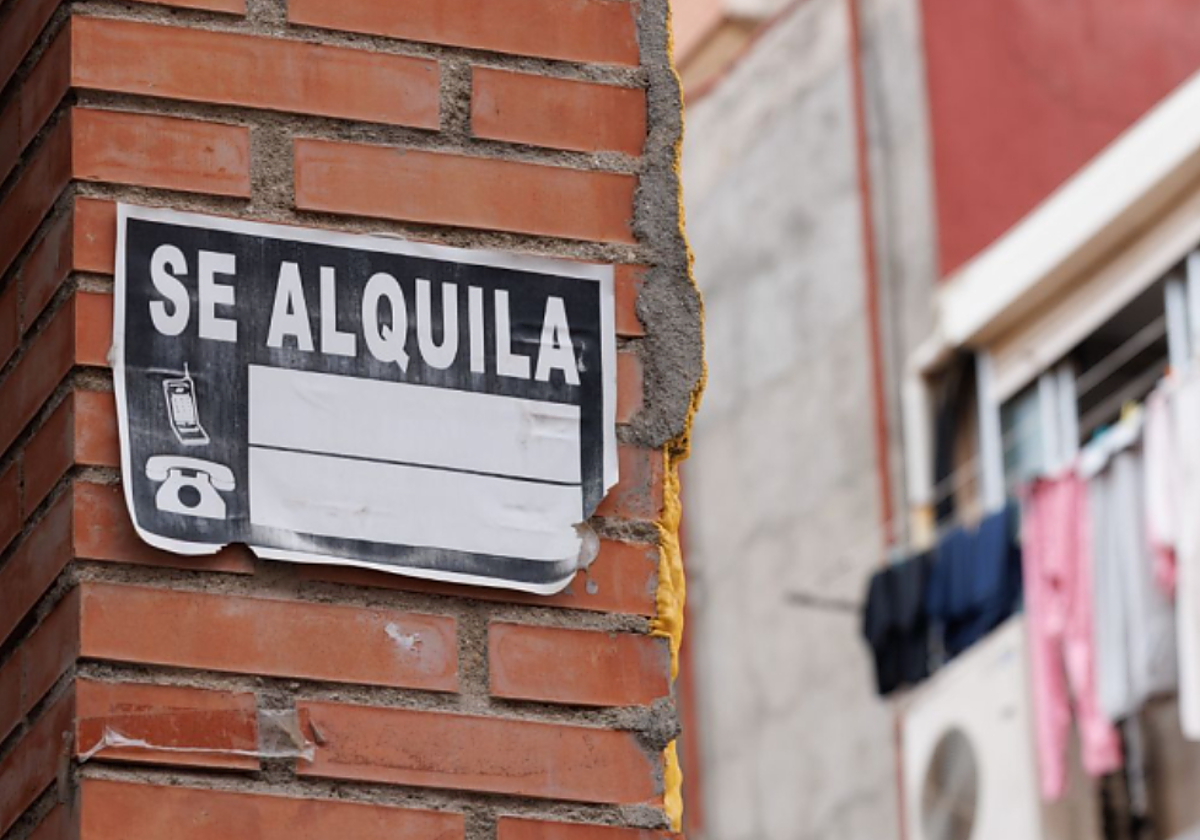 Cartel de alquiler de vivienda en foto de archivo