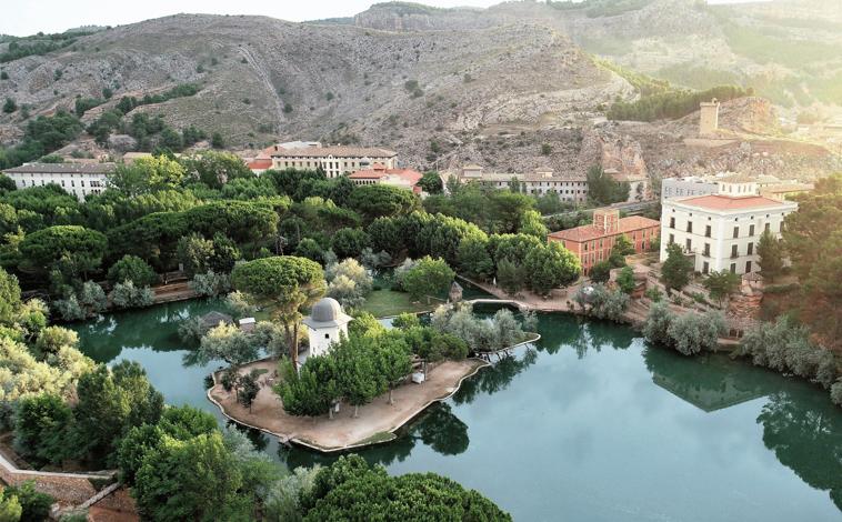Lago termal Termas Pallarés en Zaragoza con aguas cristalinas