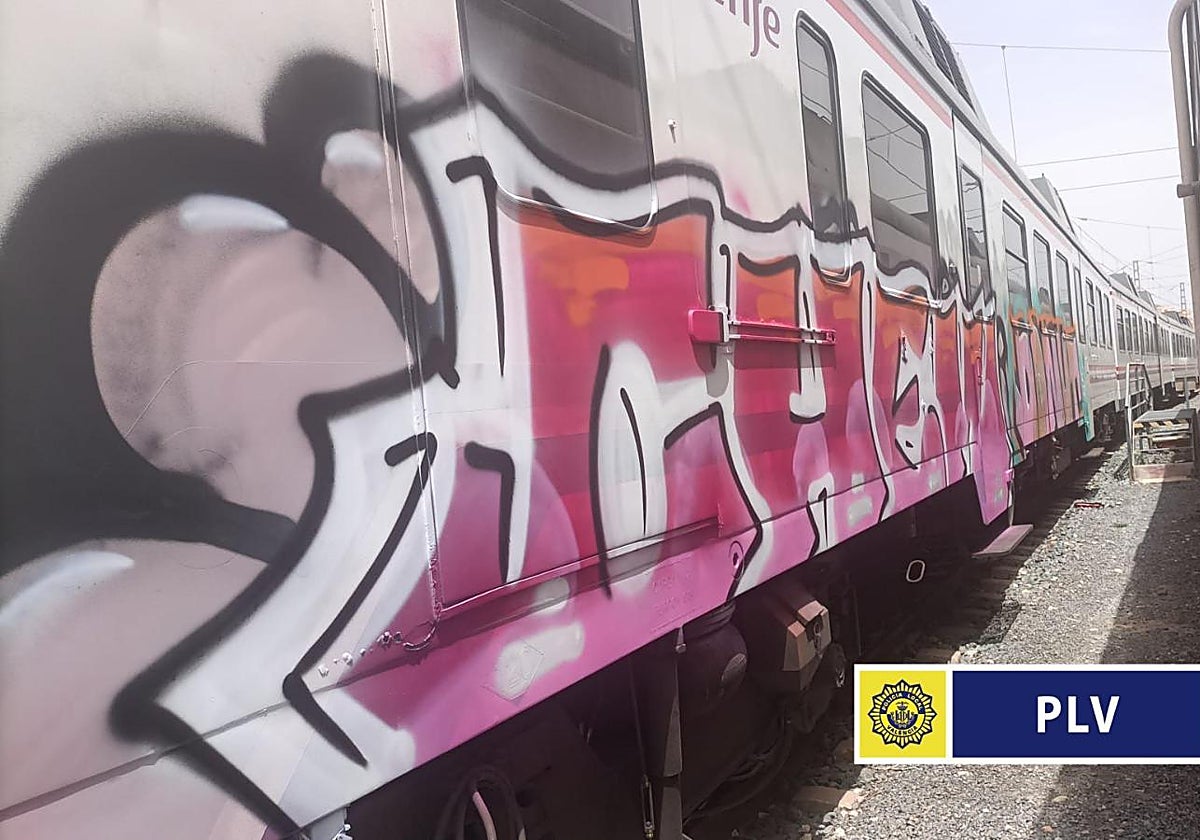 Imagen de uno de los grafitis en un vagón de Renfe en Valencia