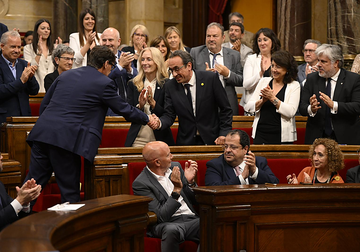 Josep Rull, ayer, recibe la felicitación de Salvador Illa, tras ser elegido presidente del Parlamento de Cataluña