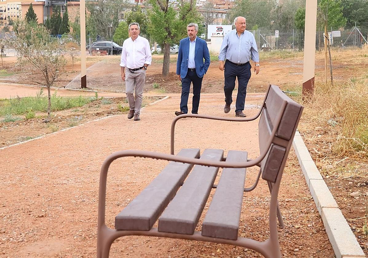 Torrico con miembros del a Gerencia y de la empresa Jicar en el Parque de Levante