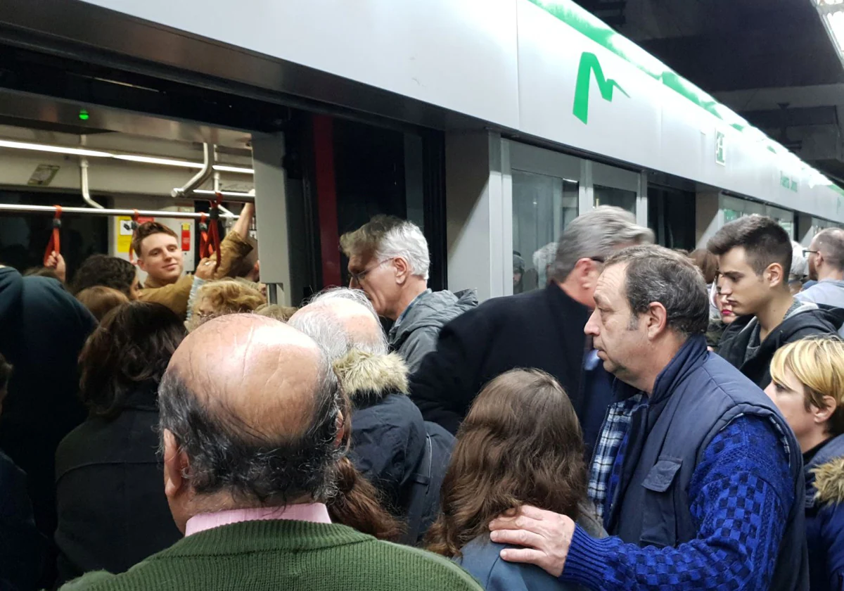 Pasajeros de Metro de Sevilla durante una huelga en 2018