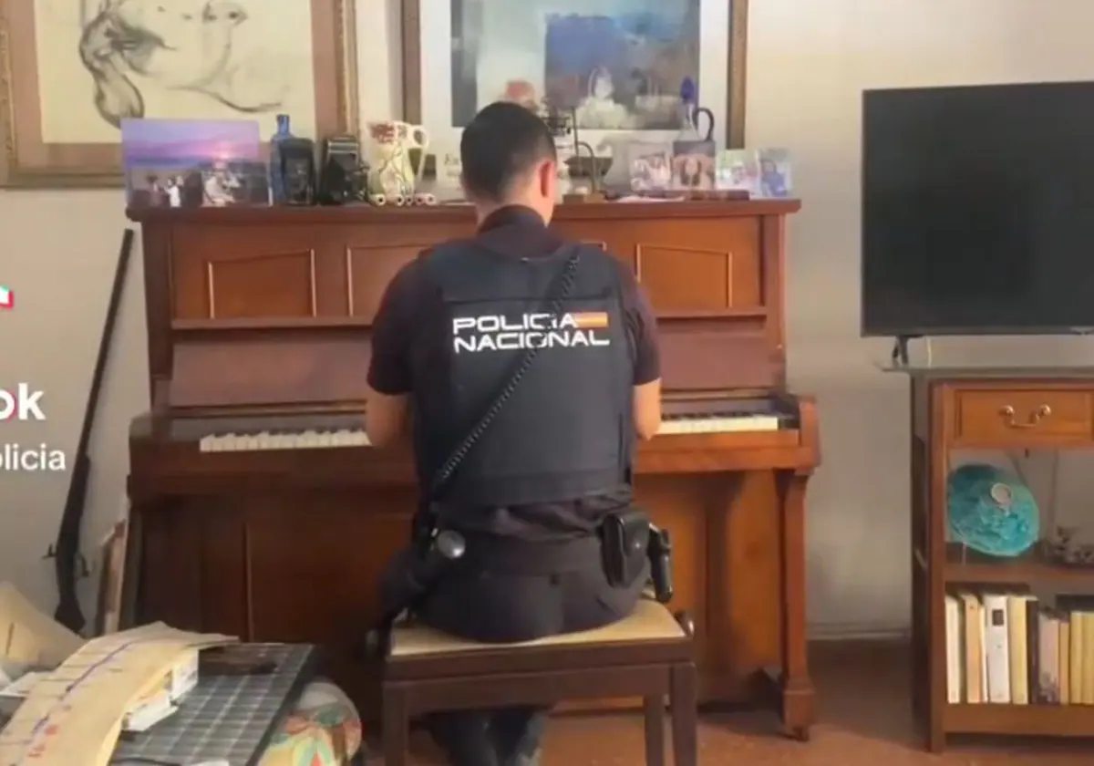 Un policía nacional toca el piano para calmar a una mujer víctima de un robo en Valencia