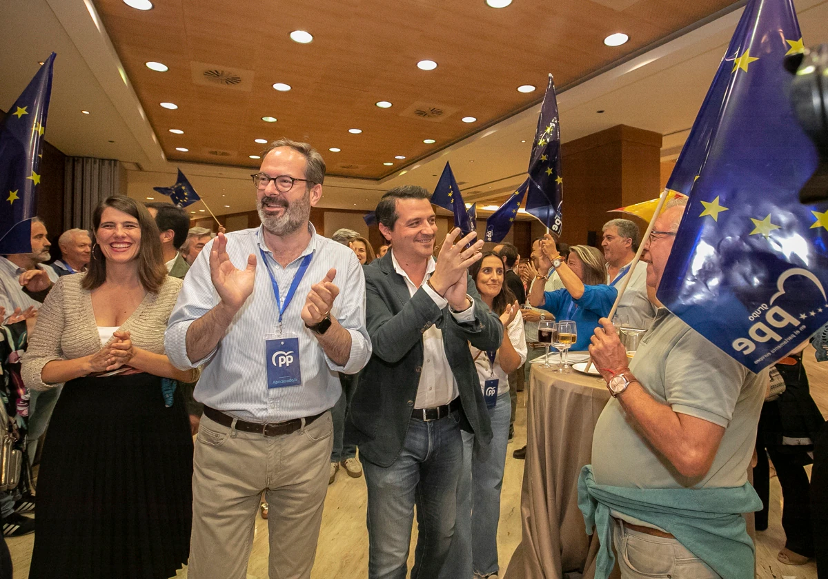 Adolfo Molina, junto a su número dos Araceli Cabello y el alcalde de Córdoba en la noche electoral del 9J