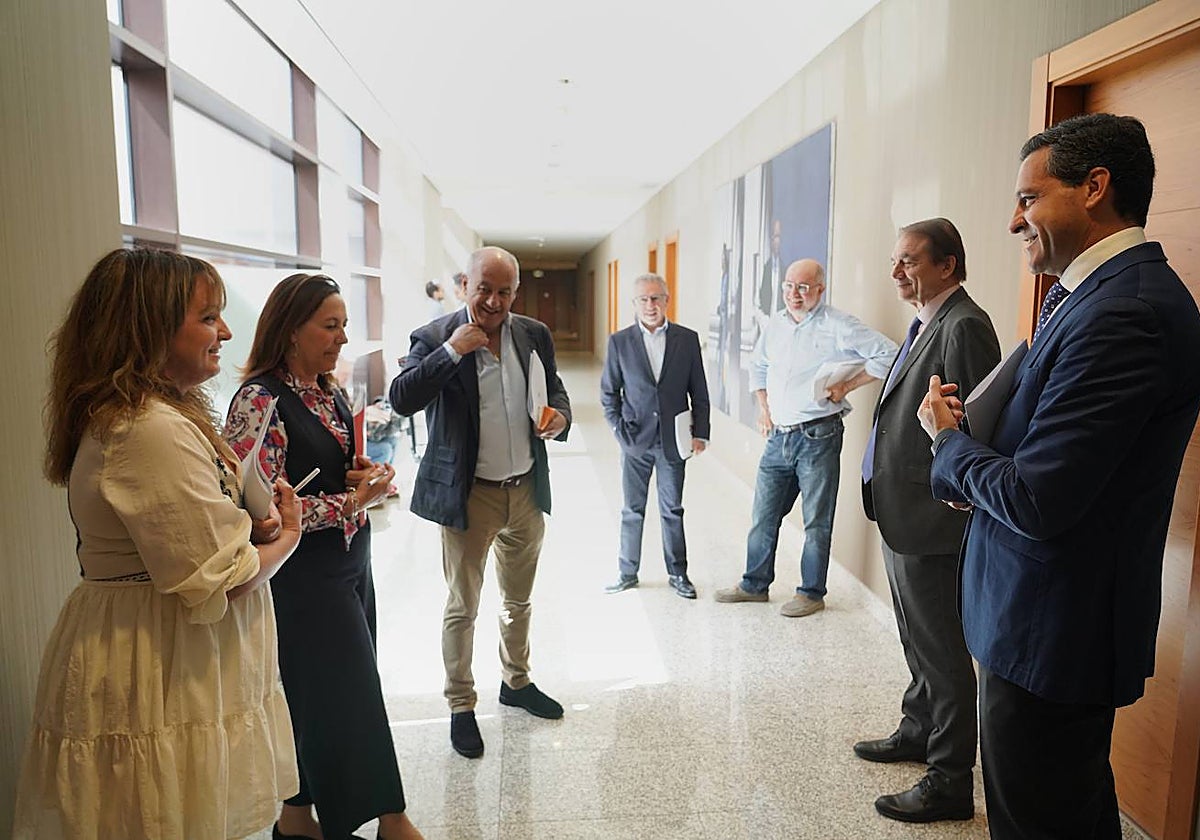 Representantes de los distintos grupos político, ayer en los pasillos de las Cortes de Castilla y León
