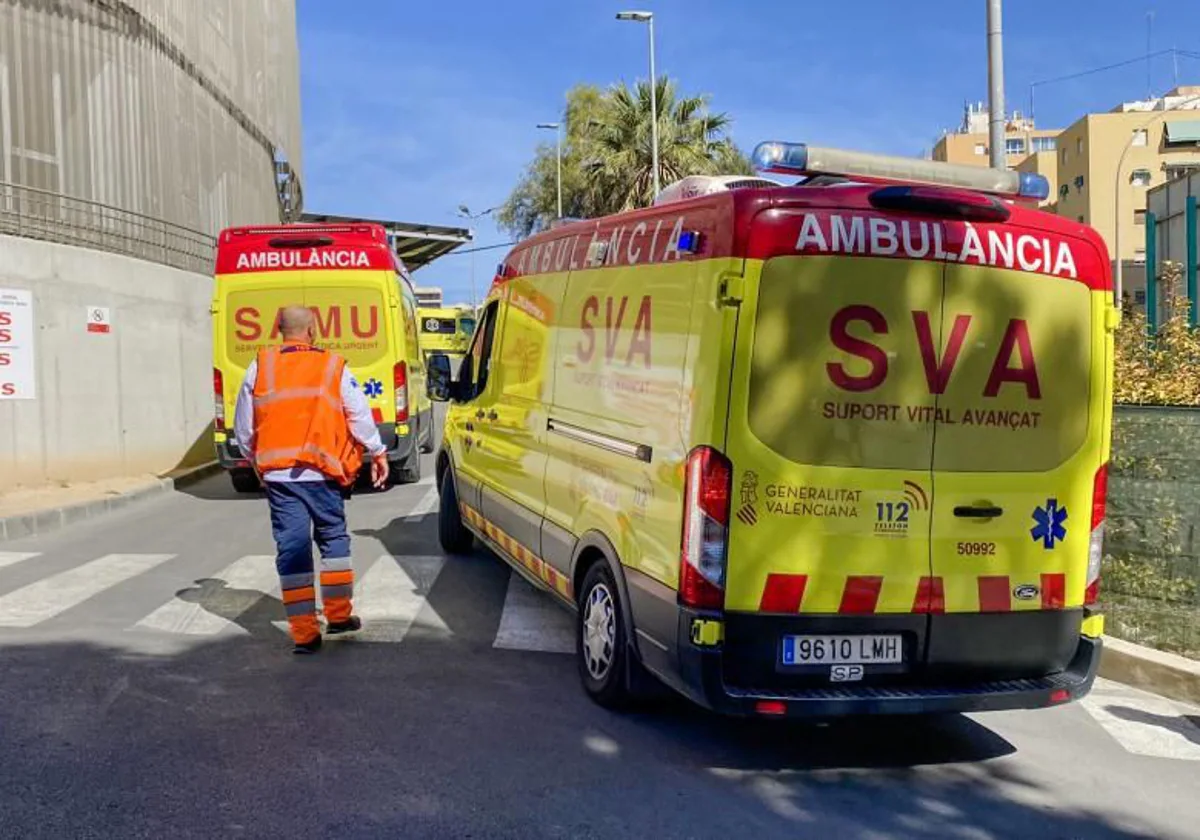 Imagen de archivo de una ambulancia en un hospital de la Comunidad Valenciana