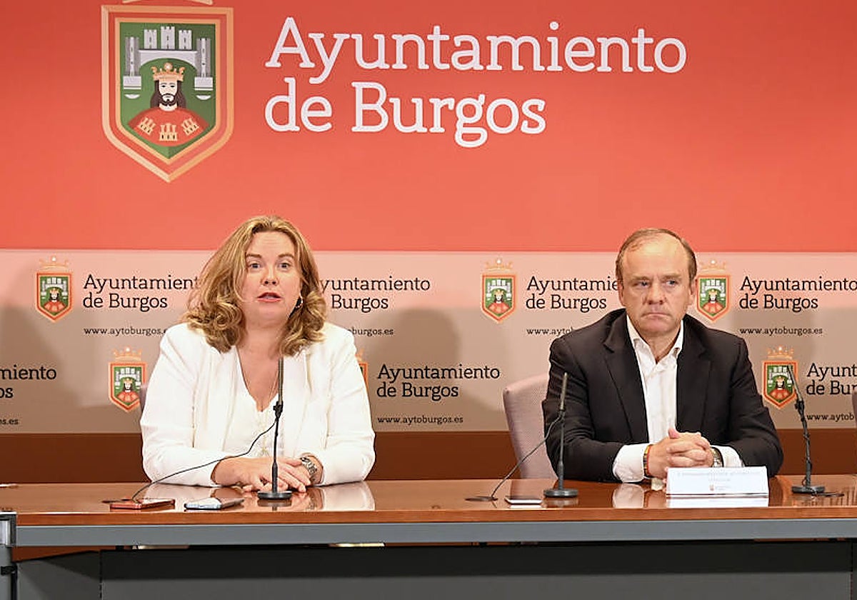 La alcaldesa de Burgos, Cristina Ayala, acompañada del vicealcalde y portavoz de Vox, Fernando Martínez-Acitores, en una imagen de archivo