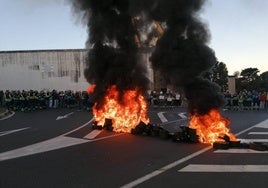 Trabajadores de Navantia Ferrol cortan el tráfico con una 'barricada' de neumáticos ardiendo