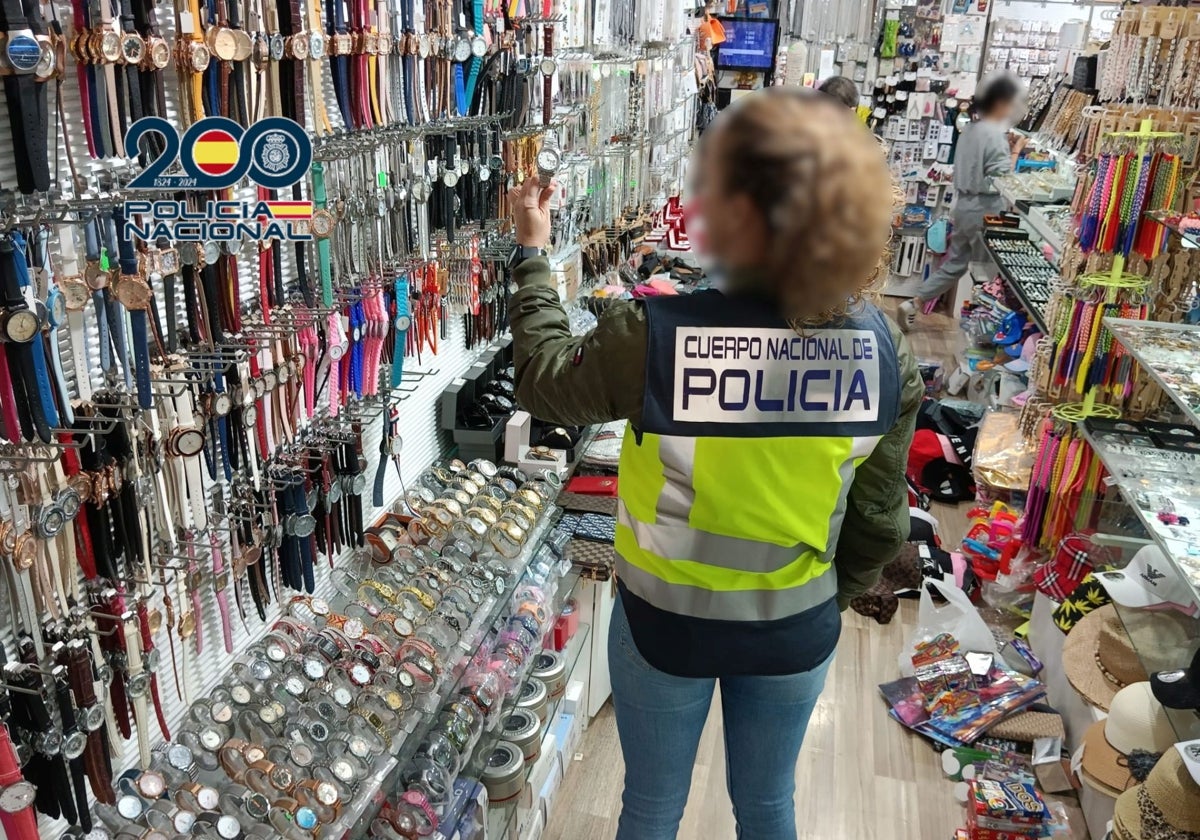 Una policía nacional en una de las tiendas intervenidas en Benidorm