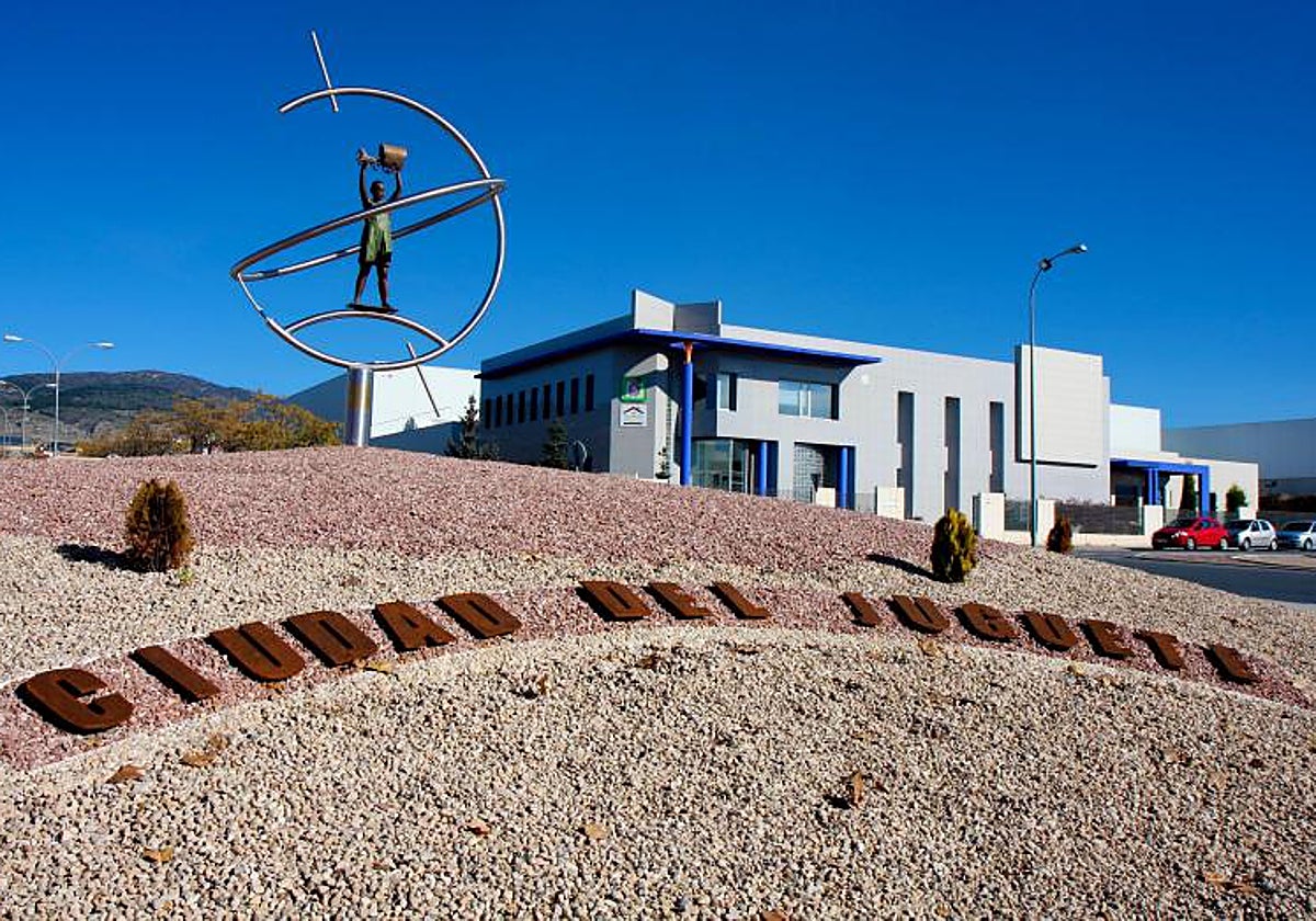 'Ibi, Ciudad del Juguete', un lema identificador del municipio alicantino, junto a un monumento icónico.