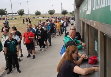 Grandes colas el primer día de venta de entradas para el partido del Córdoba CF-Barcelona B