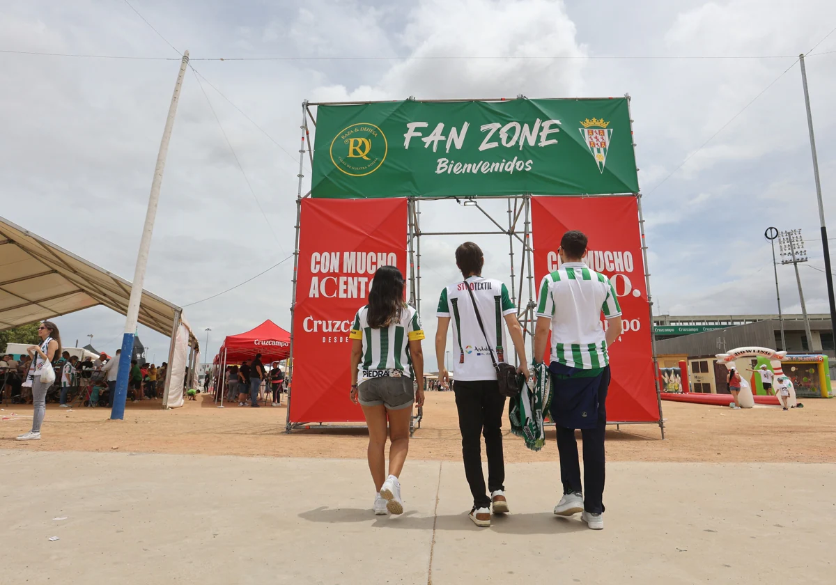 Varios aficionados del Córdoba CF acceden a la Fan Zone en El Arcángel