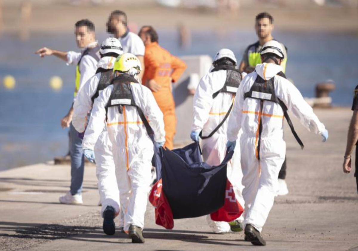 Traslado de un cuerpo de un migrante fallecido en un cayuco a la deriva a unos 300 kilómetros de El Hierro