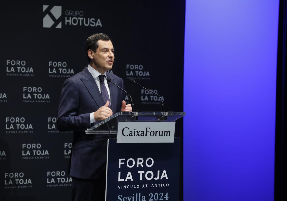 Juanma Moreno en la clausura del Foro La Toja