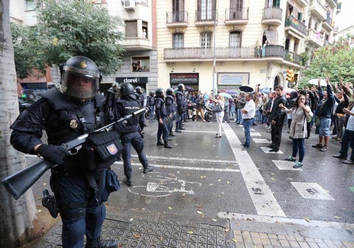 Agentes del CNP, durante el referéndum del 1-O en Barcelona