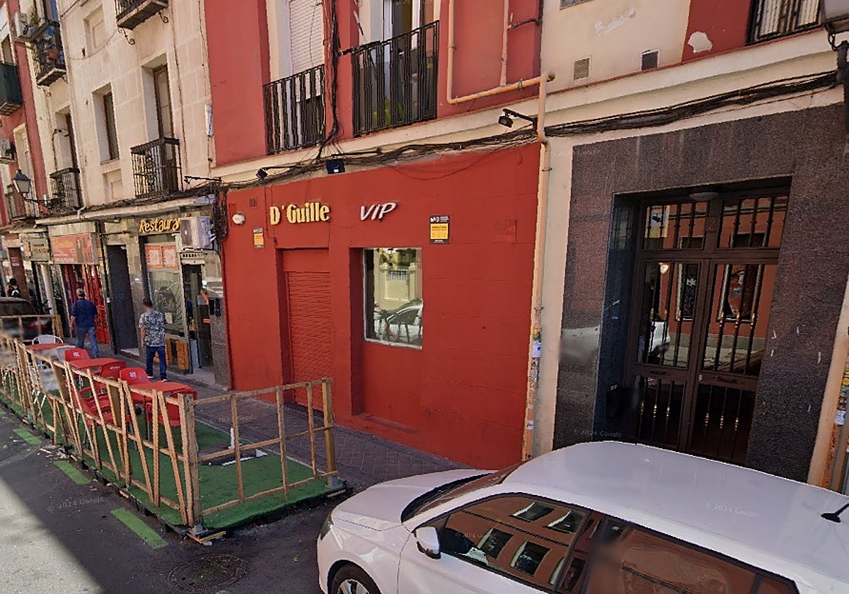 La entrada del bar D'Guille VIP, en Arganzuela