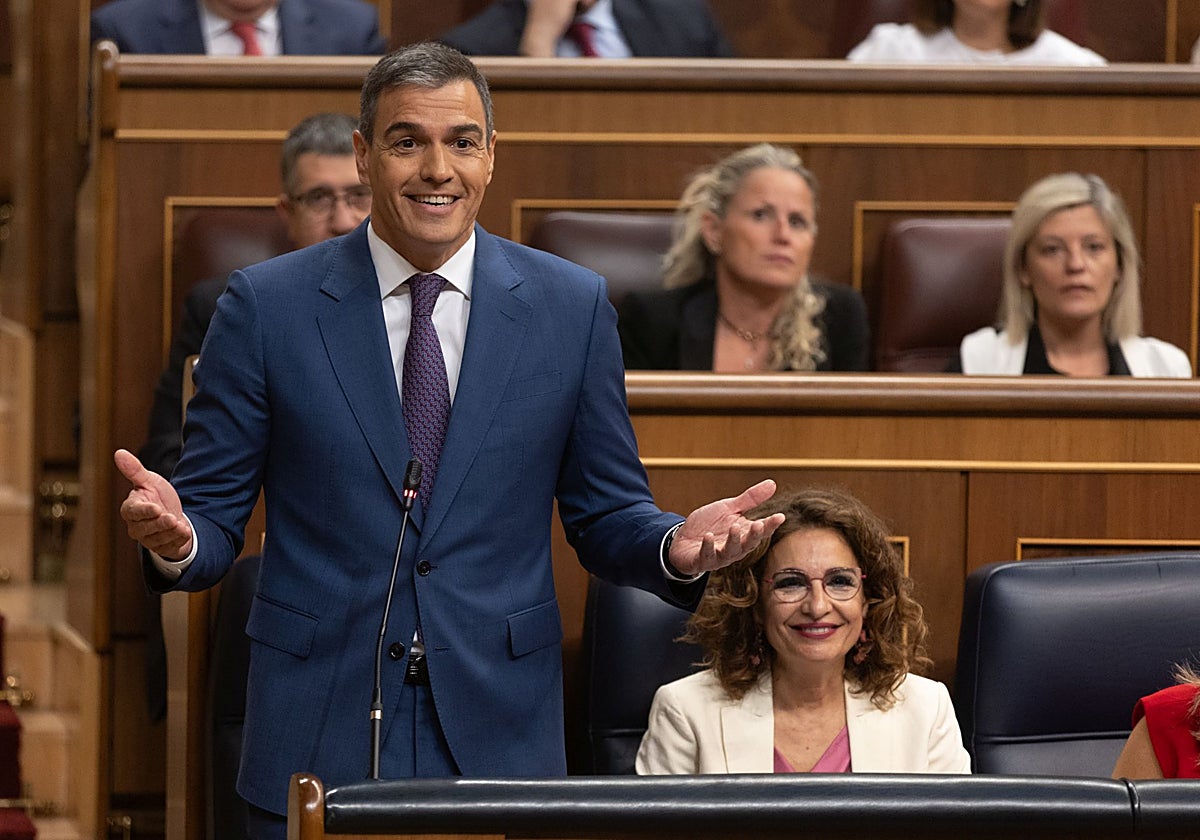 El presidente del Gobierno, Pedro Sánchez, se ríe durante la respuesta a Alberto Núñez Feijóo durante la sesión de control
